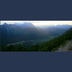 2010-07-09_19-25_Karwendel-HW_Ab-Steig_Isar-Berge_SonnU (5)_Pano-b.JPG